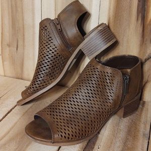 SODA Womens 7.5 M Zip Ankle Boots Booties Laser Cut NEW